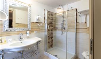 1 king bed, non-smoking, family room, double sofabed, balcony, smart tv 43