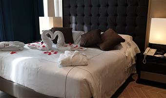 1 queen bed, non-smoking, royal suite, mini bar, jacuzzi, balcony, smart tv 43