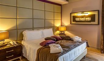 1 queen bed, non-smoking, royal suite, mini bar, jacuzzi, balcony, smart tv 43
