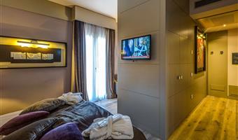 1 queen bed, non-smoking, royal suite, mini bar, jacuzzi, balcony, smart tv 43