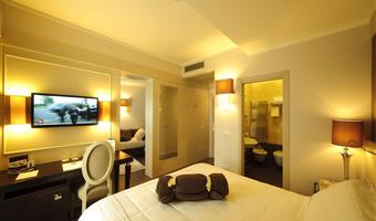 1 queen bed, junior suite, sofabed, sea view, living room, smart tv 43