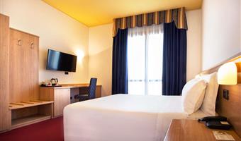 1 king bed, non-smoking, classic room