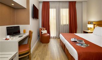 1 queen 2 single beds, quadruple room