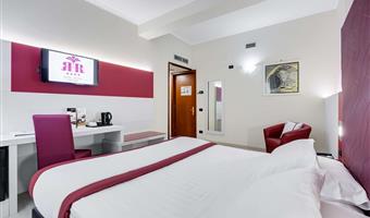 1 king bed, comfort room, extra bed, free wi-fi, free water, kettle, free gym access