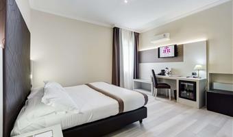 1 queen bed, standard room, free wi-fi, kettle, free gym access