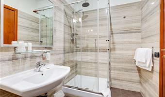 2 single beds, standard room, free wi-fi, kettle, free gym access