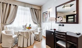 suite-1 king bed, whirlpool, walk in closet, shower with cromotherapy