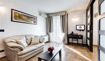 suite-1 king bed, whirlpool, walk in closet, shower with cromotherapy