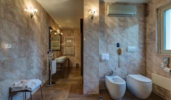 suite-1 king bed, whirlpool, walk in closet, shower with cromotherapy