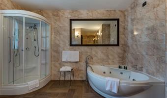 suite-1 king bed, whirlpool, walk in closet, shower with cromotherapy