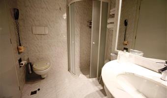 1 single bed, standard room, high speed wi-fi, safe, kettle