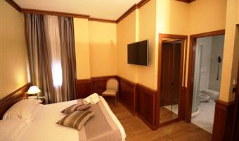 1 queen bed, standard room, high speed wi-fi, safe, kettle