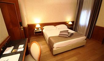 1 queen bed, standard room, high speed wi-fi, safe, kettle