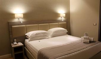 1 king bed, comfort room, high speed wi-fi, safe, kettle
