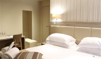 1 king bed, comfort room, high speed wi-fi, safe, kettle