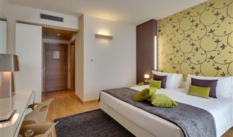 1 king bed, comfort room, parquet