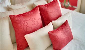 2 single beds, comfort room