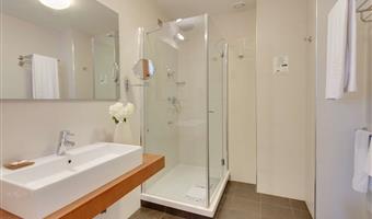 2 single beds, comfort room