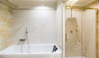 1 king bed, non-smoking, junior suite, two lcd televisions, living room, bathtub and shower, chromotherapy