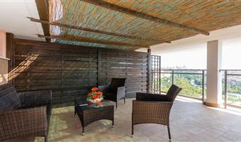 1 king bed, comfort room, balcony