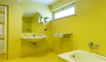 1 king bed, comfort room, balcony