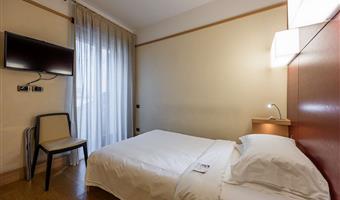 1 single bed, french bed