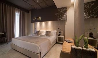 1 queen bed, comfort room, internal view