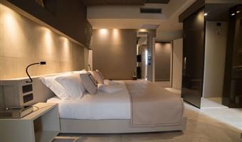 1 queen bed, comfort room, internal view