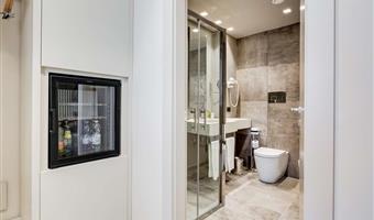 1 queen bed, junior suite, sofabed for one person, balcony, bathtub