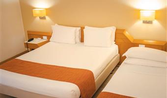 1 queen and 1 single, coffee maker, wi-fi, flat screen television, air-conditioned