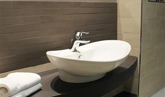 1 queen and 1 single, coffee maker, wi-fi, flat screen television, air-conditioned