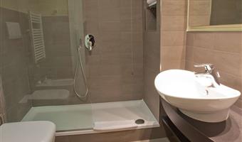 1 queen and 1 single, coffee maker, wi-fi, flat screen television, air-conditioned