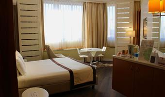 1 deluxe rooom with queen size bed, non smoking, green room, one free bottle of water, free parking garage with electric vehicle charging point