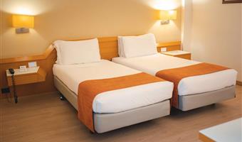 2 single beds, standard room, flat screen television, wi-fi, air-conditioned, coffee maker