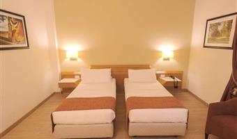 2 single beds, standard room, flat screen television, wi-fi, air-conditioned, coffee maker