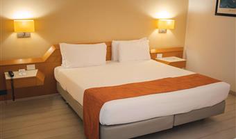 1 queen bed, standard room, flat screen television, wi-fi, air-conditioned, coffee maker