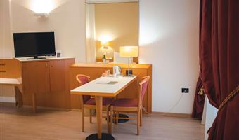 1 queen bed, standard room, flat screen television, wi-fi, air-conditioned, coffee maker