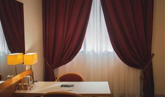 1 queen bed, standard room, flat screen television, wi-fi, air-conditioned, coffee maker