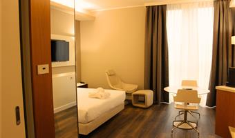 1 queen bed, non-smoking, superior room, balcony, smart tv, free garage, coffee maker