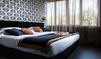1 queen bed, comfort room, twin beds on request