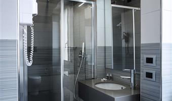 1 queen bed, standard room