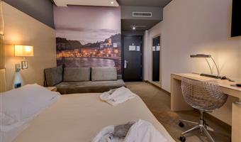 1 queen bed, non-smoking, junior suite, sofabed for one person, walk in closet, large bathroom