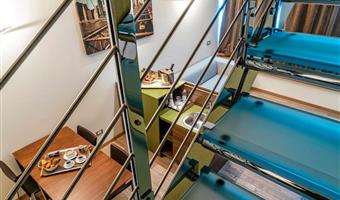 1 king bed,loft family room , double sofabed, dining area, two bathrooms, wi-fi