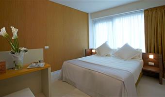 1 king bed,loft family room , double sofabed, dining area, two bathrooms, wi-fi