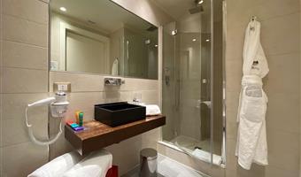 1 king bed,loft family room , double sofabed, dining area, two bathrooms, wi-fi