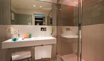 1 king bed, standard room, twin on request, wi-fi, sound proof windows, safety box