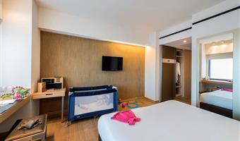 1 king 1 single, triple standard room, wi-fi, sound proof windows, safety box