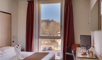 1 queen bed, non-smoking, standard room, twin on request