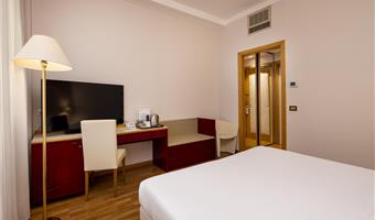 2 single beds, non-smoking, superior room, wi-fi, free bottle of mineral water, bathrobe and slippers
