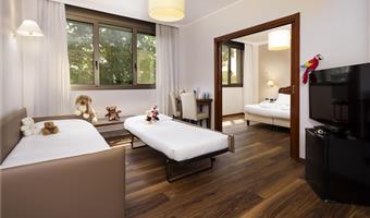 1king 2 single beds, into two distinct areas, non-smoking, family room, wi-fi, free minibar, bathrobe and slippers, the king bed is convertible into two twin beds